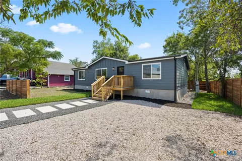 404 E Pecan St, Taylor, TX 76574