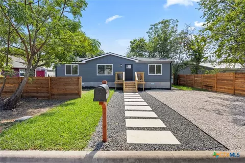 404 E Pecan St, Taylor, TX 76574
