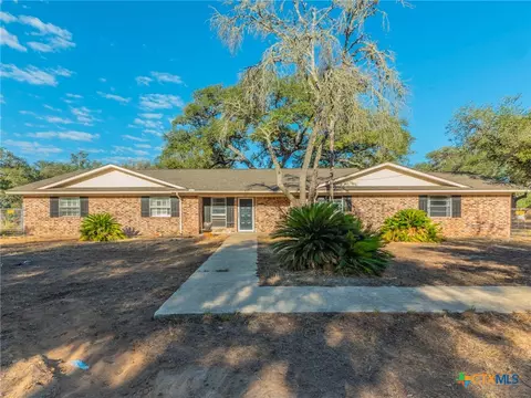 105 Live Oak Dr, Pleasanton, TX 78064