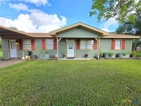610 E Division St, Edna, TX 77957