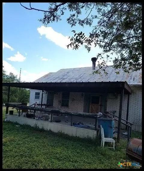 215 N 8th St, Lott, TX 76656