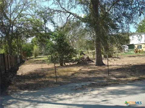 323 Meadowlake Dr, Seguin, TX 78155