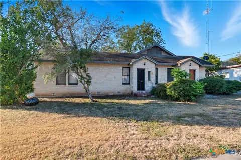 613615 E Court St, Seguin, TX 78155