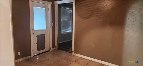 Entry Way - 604 Davis St, Edna, TX 77957 photo 3 of 4