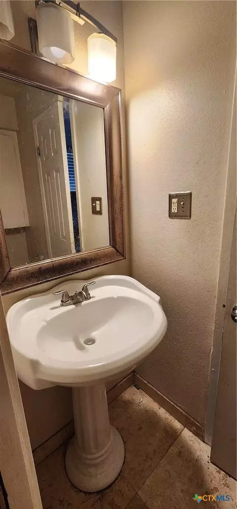 Bath - 604 Davis St, Edna, TX 77957 photo 6 of 6