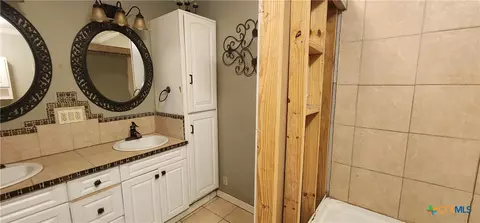 Bath - 604 Davis St, Edna, TX 77957 photo 2 of 6