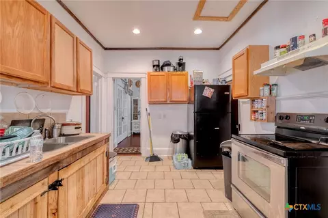Kitchen - 809 S Pecan Ave, Luling, TX 78648 photo 2 of 2
