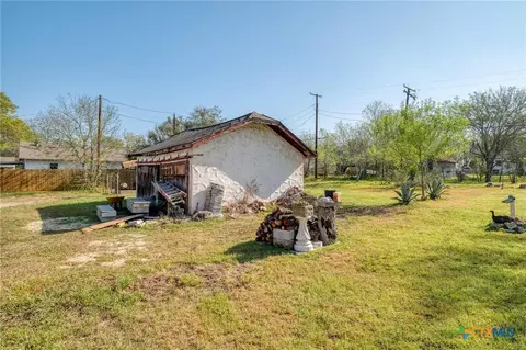 Exterior - 809 S Pecan Ave, Luling, TX 78648 photo 5 of 7