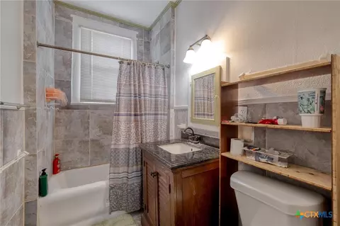 Bath - 809 S Pecan Ave, Luling, TX 78648 photo 1 of 2