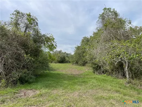 521 Robinhood Rd, Victoria, TX 77905
