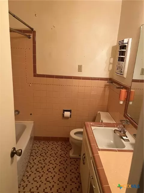 Bath - 206 W Young, Temple, TX 76501 photo 2 of 2