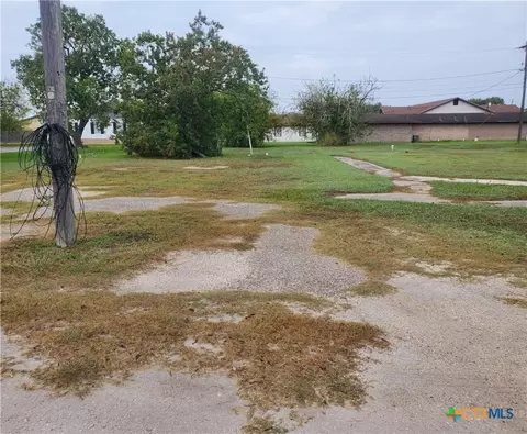 510-514 S Main St, Seadrift, TX 77983