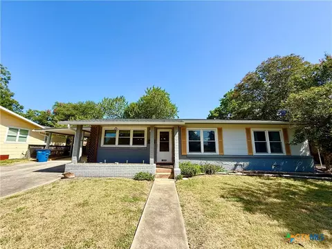 880 W Merriweather St, New Braunfels, TX 78130