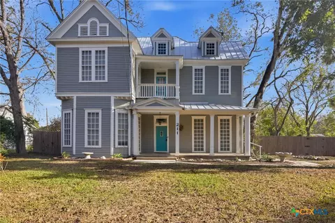 211 Lavaca St, Yoakum, TX 77995