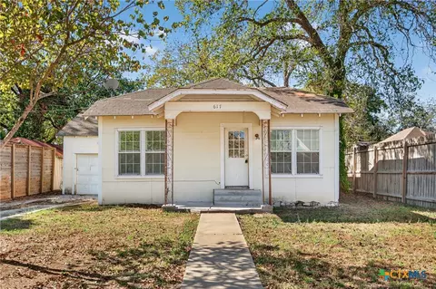 617 N College St, Gonzales, TX 78629