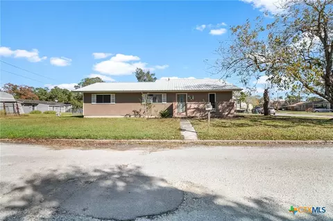614 Sarah St, Edna, TX 77957