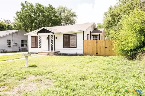 1004 E Buena Vista Ave, Victoria, TX 77901