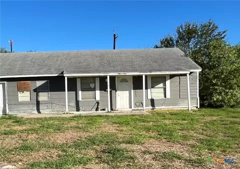 118 Massanet St, Port Lavaca, TX 77979