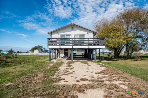 654 Calumet Dr, Palacios, TX 77465