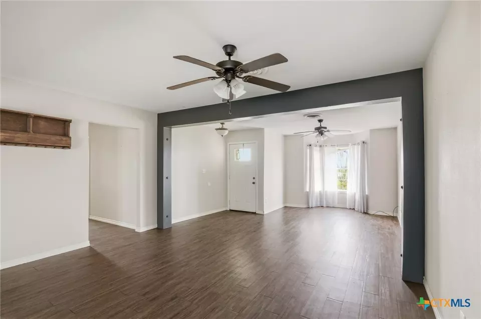 680 E Frontage Rd, Victoria, TX 77905 | MLS# 600552 | 27 Photos - Movoto