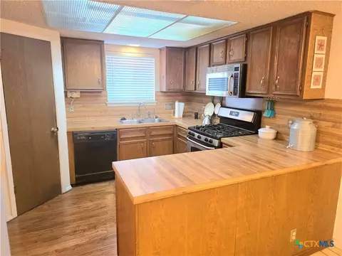 Kitchen - 1611 E Messick Loop, Round Rock, TX 78681 photo 1 of 2