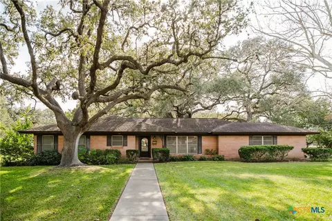 1209 Moss Ln, Cuero, TX 77954