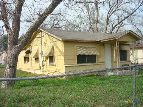 802 Campbell St, Seguin, TX 78155