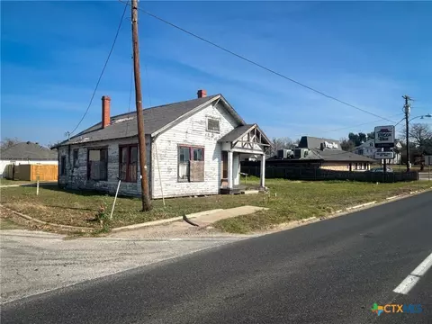 608 W 4th St, Cameron, TX 76520