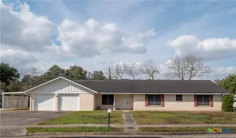 301 Birchwood Dr, Victoria, TX 77901