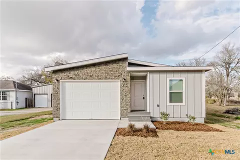 404 Bridge St, Cuero, TX 77954