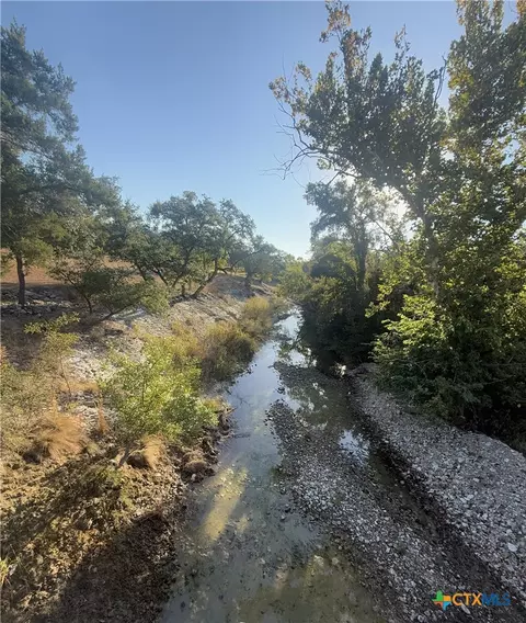 1218 E Creekview Dr, Salado, TX 76571