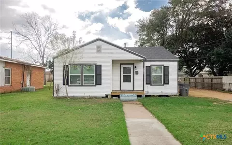 2003 Woodlawn St, Victoria, TX 77901