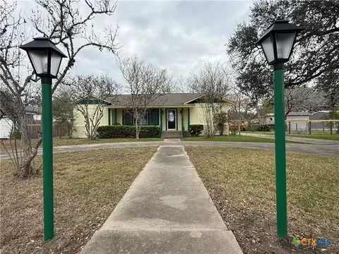 1019 E Gonzales St, Yoakum, TX 77995