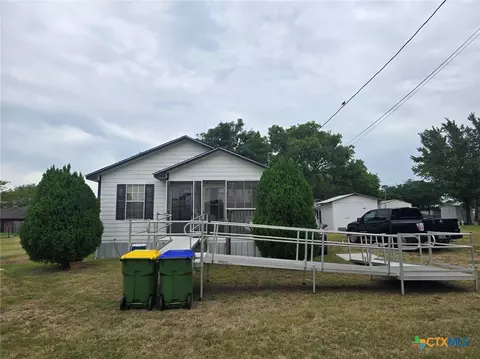 1517 School St, Gonzales, TX 78629