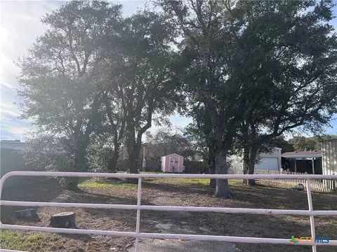 545 Oak Ave, Rockport, TX 78382