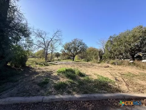 909 Ohio St, Pleasanton, TX 78064