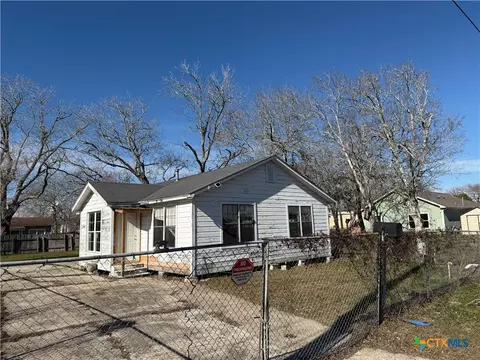 731 W Live Oak St, Port Lavaca, TX 77979