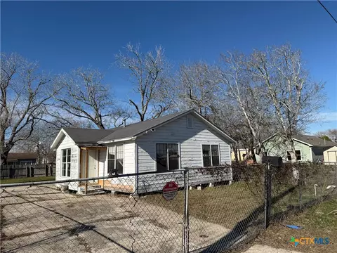 731 W Live Oak St, Port Lavaca, TX 77979