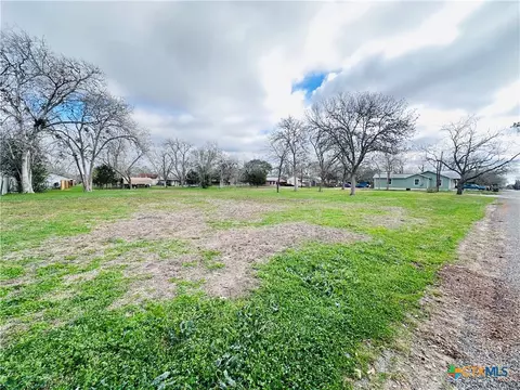 209 Maple St, Yoakum, TX 77995