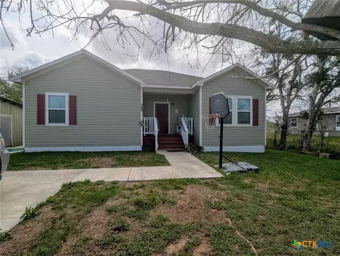 240 S Rail St, Bloomington, TX 77951