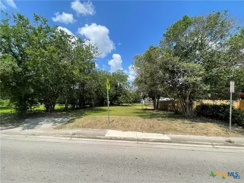 1006 N Guadalupe St, Seguin, TX 78155