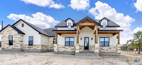 100 Hondo Rdg, La Vernia, TX 78121