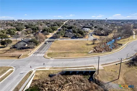 3949 Pinehurst Dr, Taylor, TX 76574 photo 4