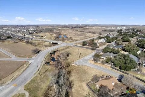 3949 Pinehurst Dr, Taylor, TX 76574 photo 8