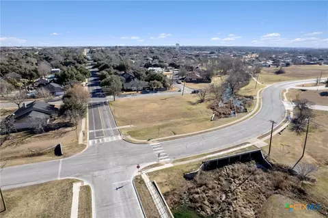 3949 Pinehurst Dr, Taylor, TX 76574 photo 2