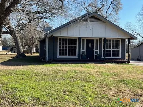 407 Bois D Arc, Edna, TX 77957