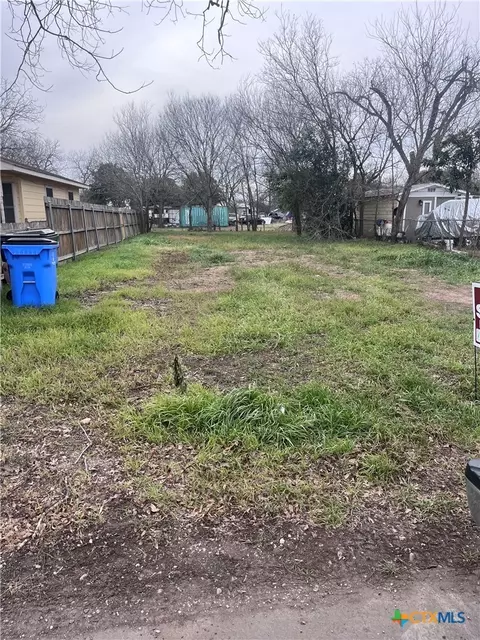 920 Veterans St, Seguin, TX 78155