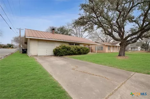 103 Thompson St, Luling, TX 78648