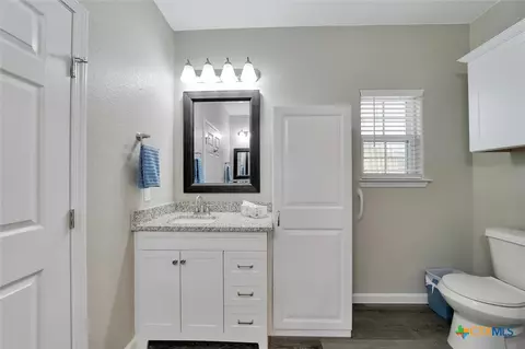 Bath - 320 Holly Ave, Luling, TX 78648 photo 2 of 2