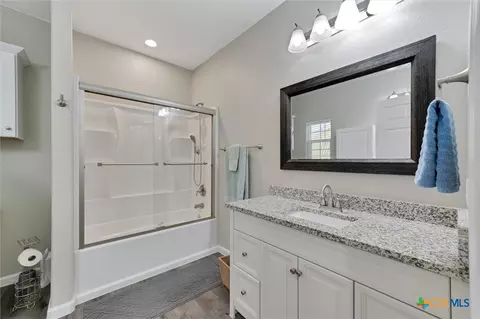 Bath - 320 Holly Ave, Luling, TX 78648 photo 1 of 2